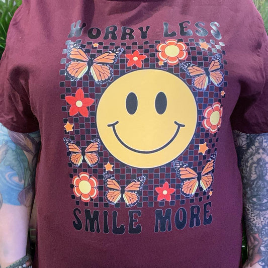 t-shirt coton de couleur bordeau  worry less smile more